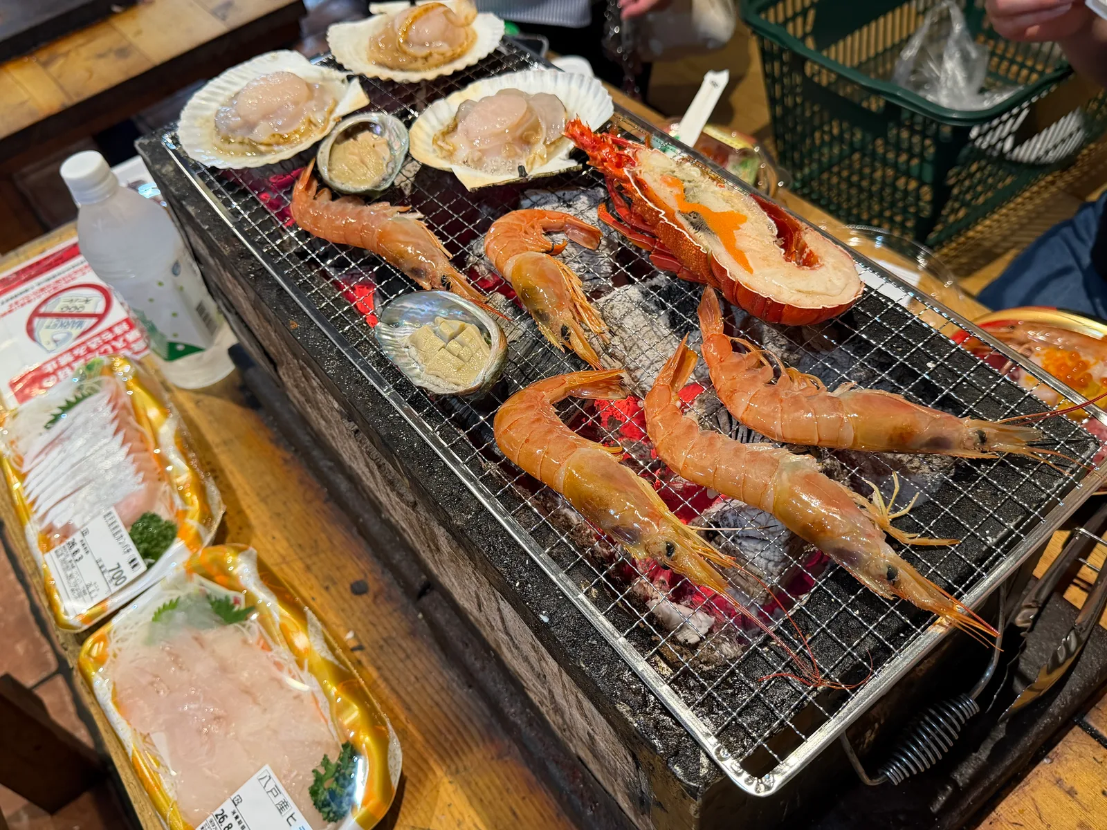 七輪の炭火で焼くホタテやエビ
