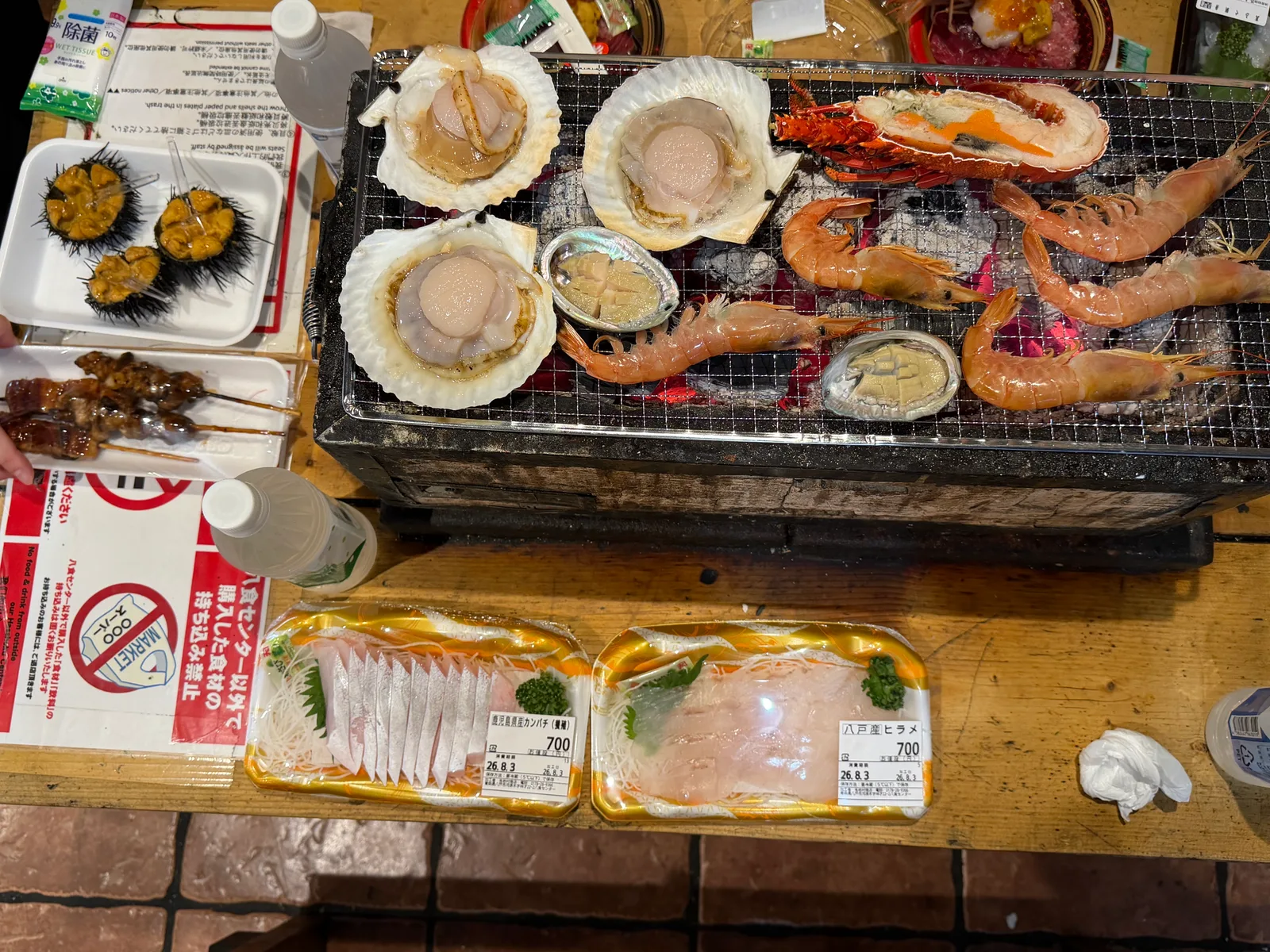 真上から見た七輪と刺身の食卓全景