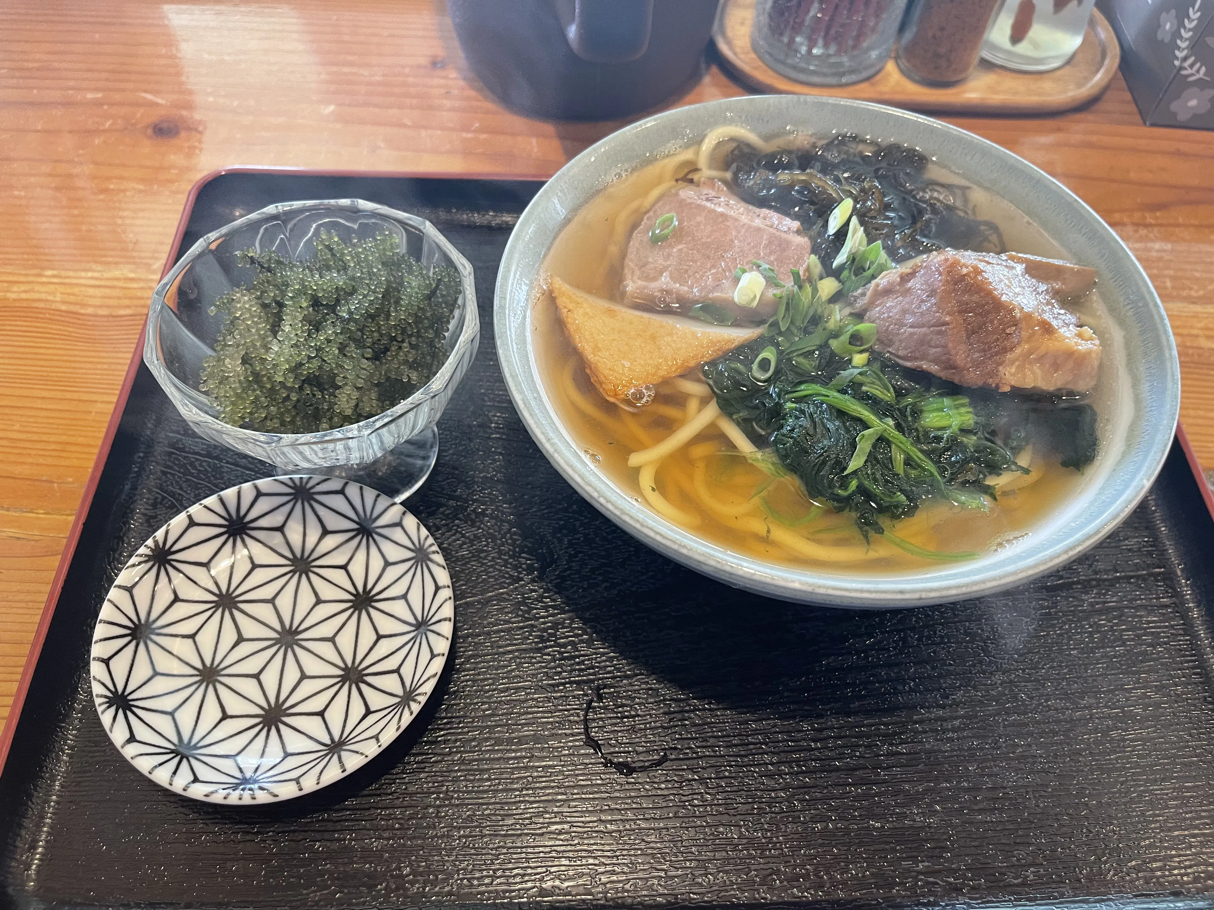 KOJASOBAの宮古そばと海ぶどう
