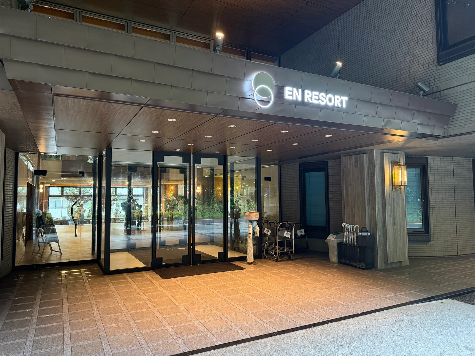夜の「EN RESORT」エントランス。白いロゴが光る