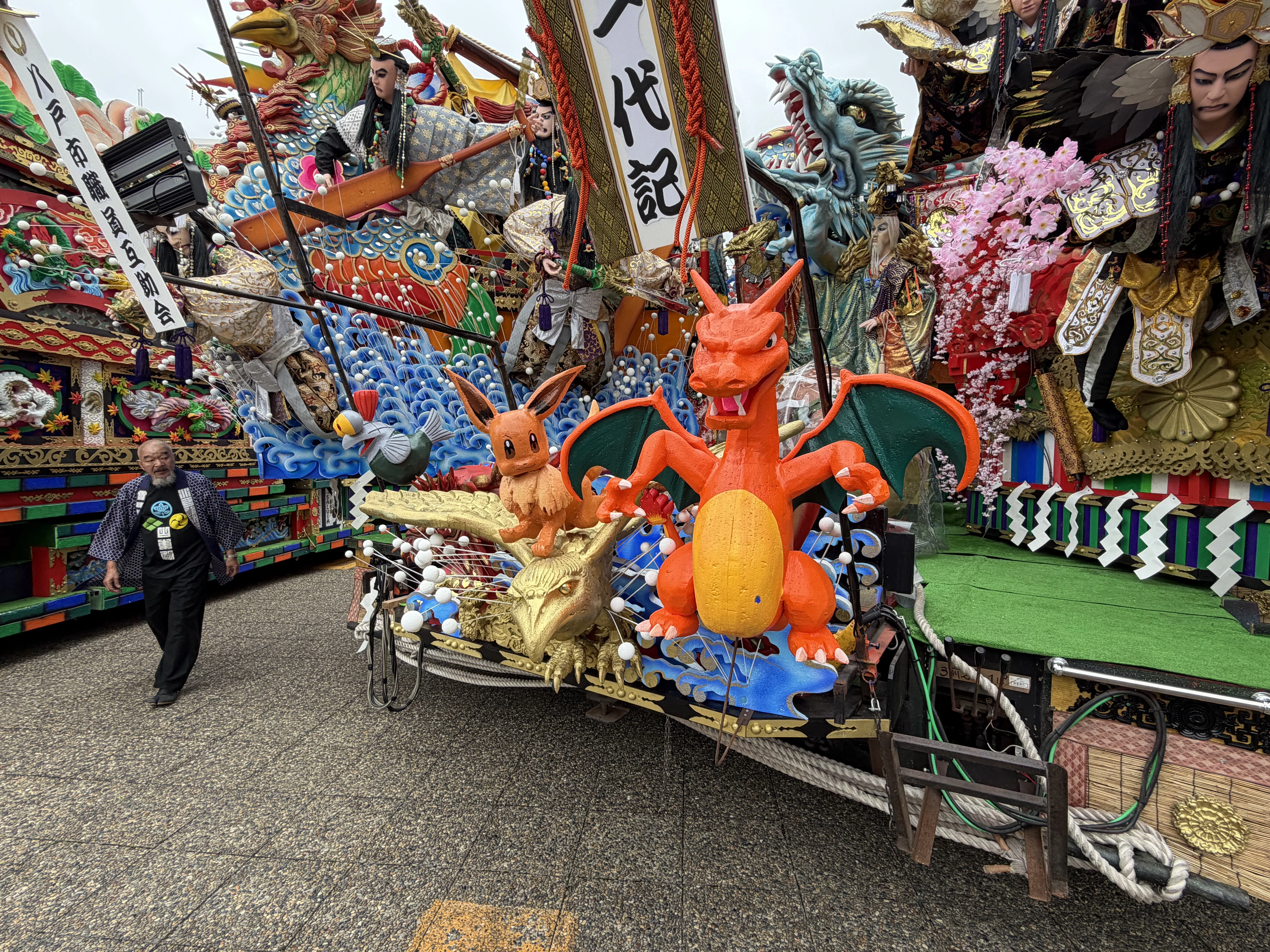 山車に飾られたリザードンとイーブイの造形