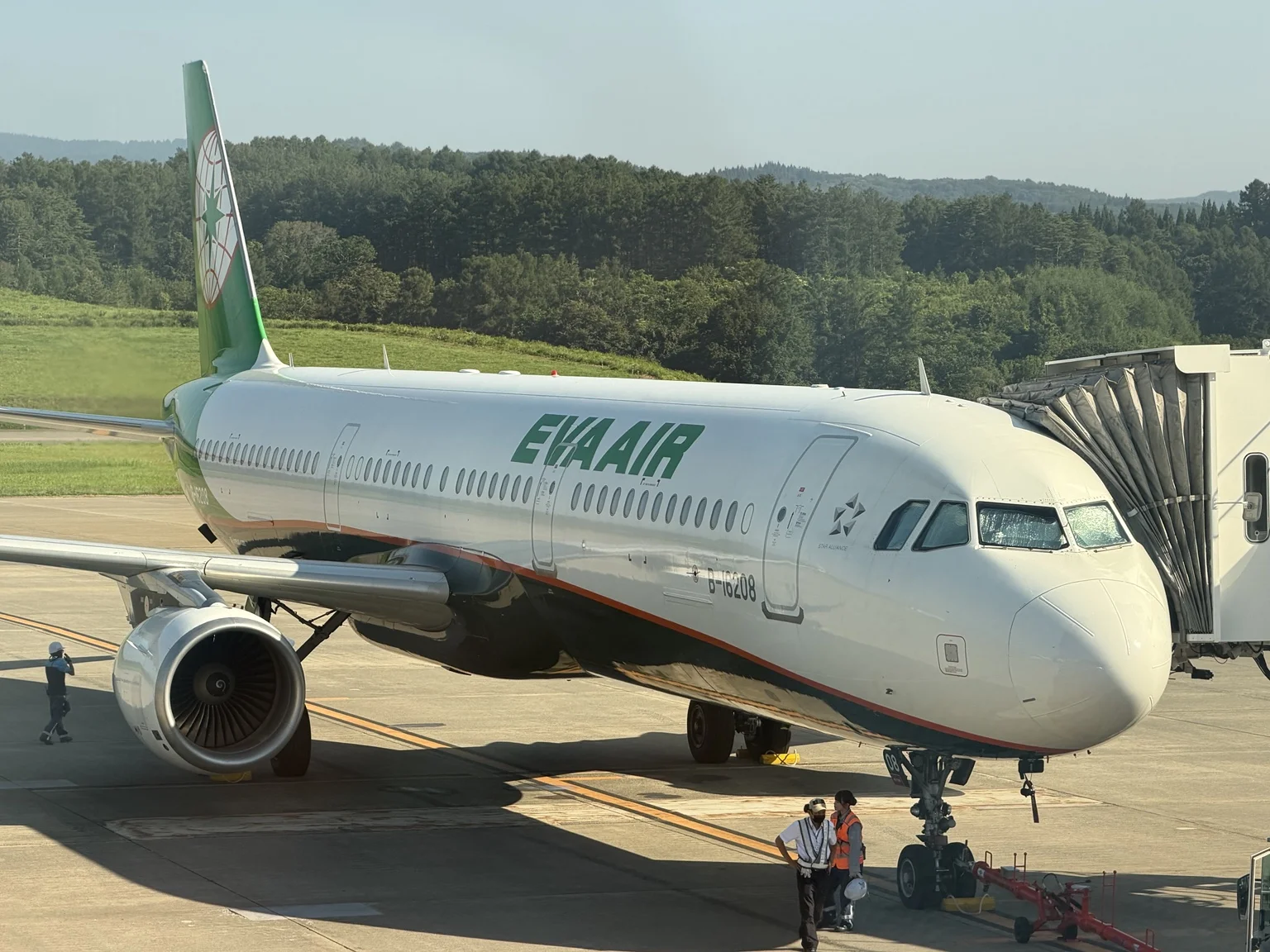 青森空港に駐機するEVA航空の機体