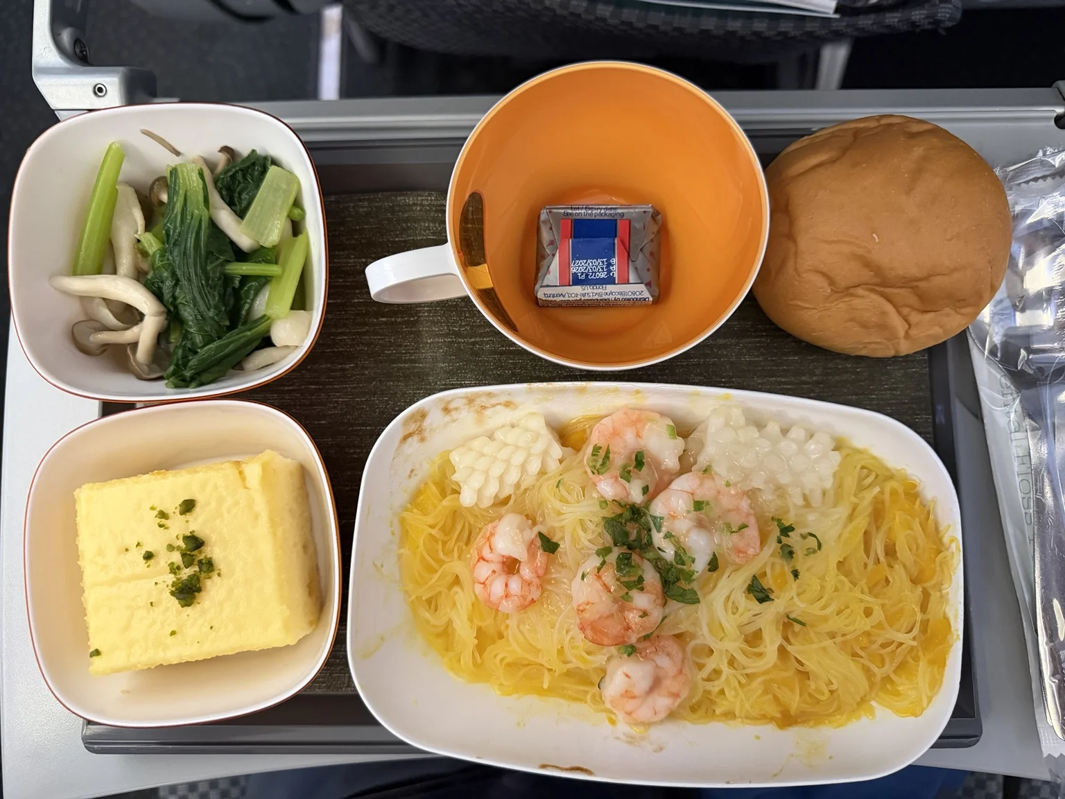 シーフードの機内食トレー全体